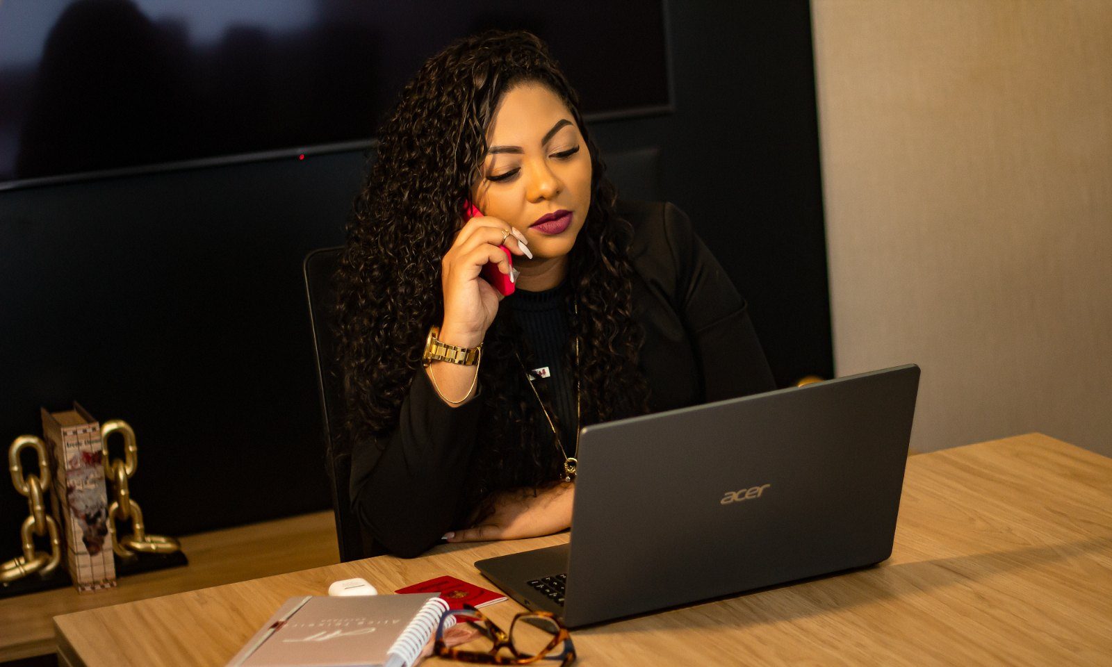 Advogada Alice Teixeira ao telefone, trabalhando no notebook
